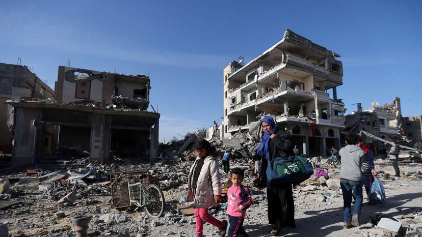 Displaced Palestinians return to their homes