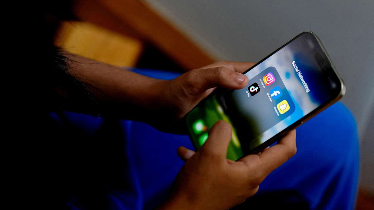 FILE PHOTO: A high school student poses with her mobile showing her social media applications in Melbourne, Australia, November 28, 2024. REUTERS/Asanka Brendon Ratnayake/File Photo