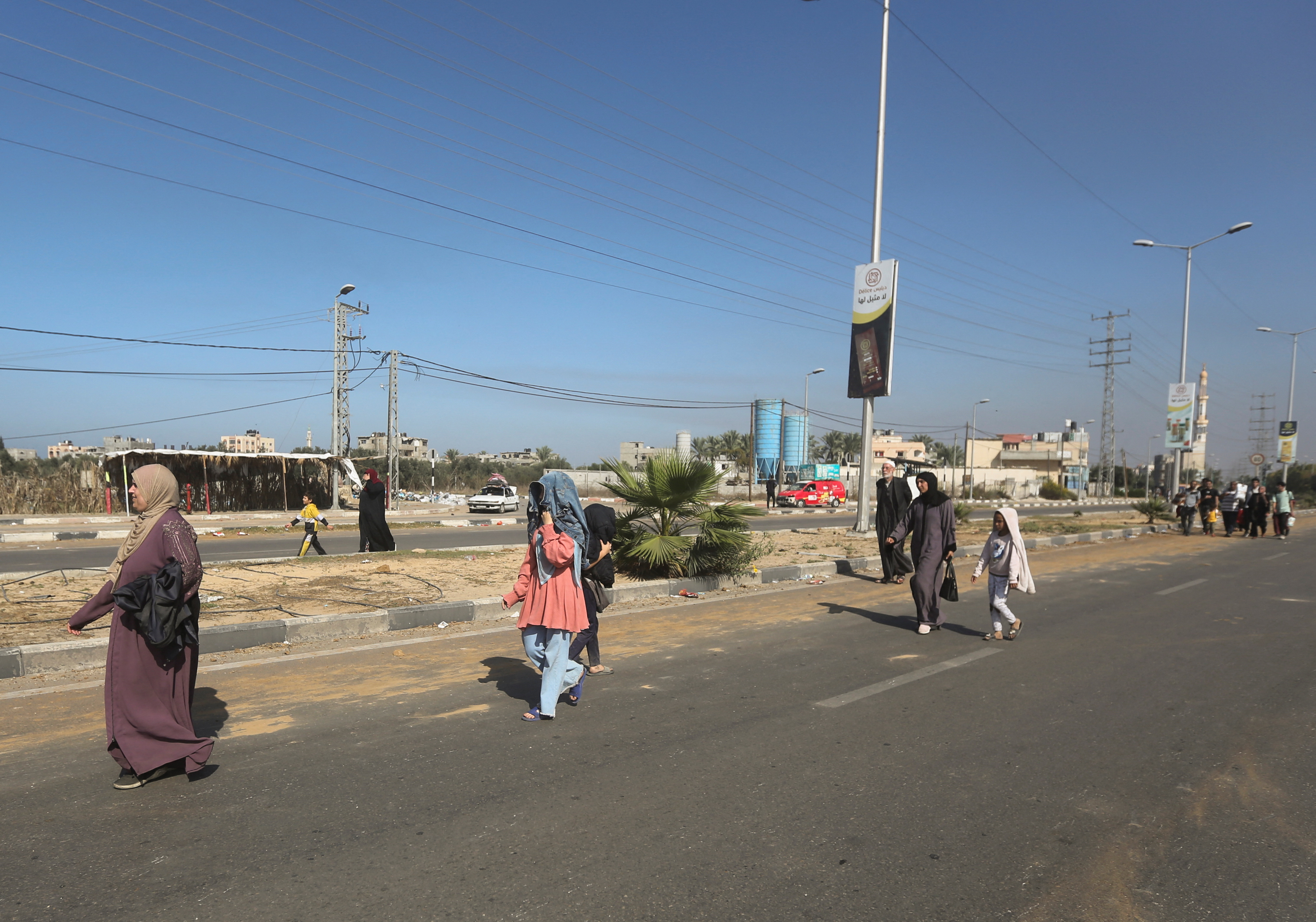 Palestinian civilians evacuating from the north of the Gaza Strip walks towards south