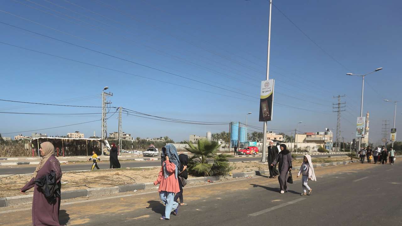 Palestinian civilians evacuating from the north of the Gaza Strip walks towards south