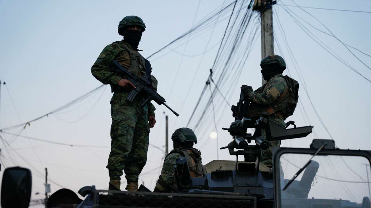 Joint military and police operation in the Socio Vivienda neighbourhood in Guayaquil