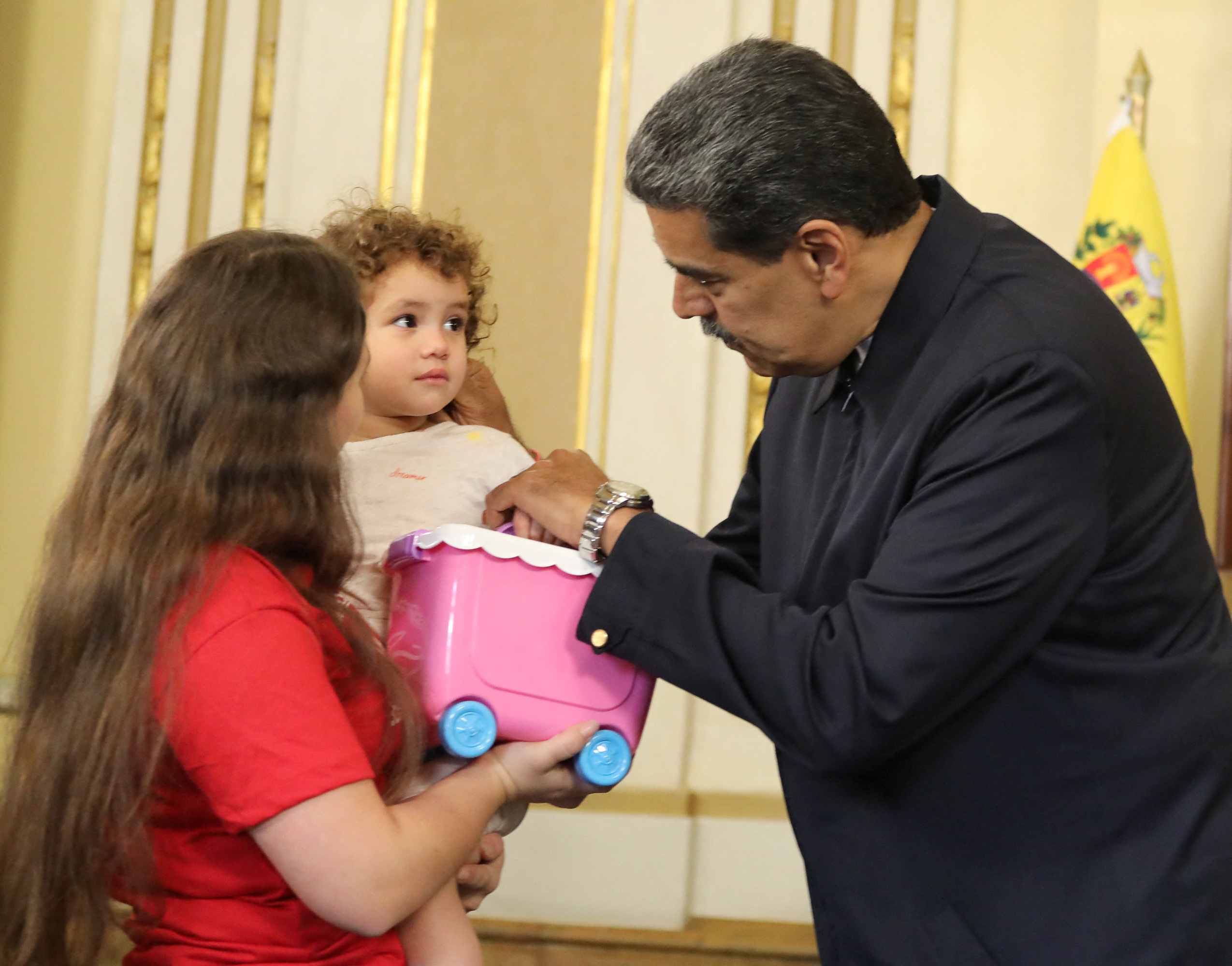 Toddler left behind in U.S. after parents deported arrives in Venezuela