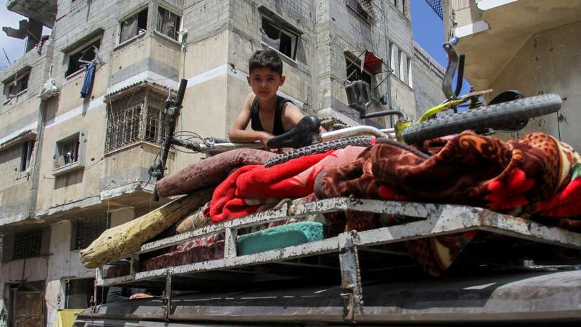 Palestinians inspect the damages at Zeitoun neighborhood after Israeli forces withdrew from the area, in Gaza City