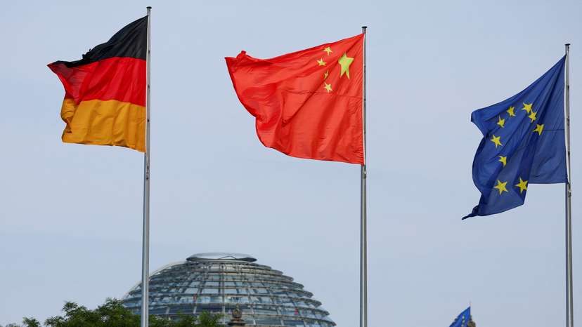 FILE PHOTO: Germany's Scholz to meet Chinese Premier Li Qiang in Berlin