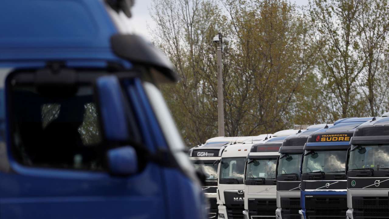 eurUkrainian trucks wait at the Hungarian-Ukrainian border, in Zahony