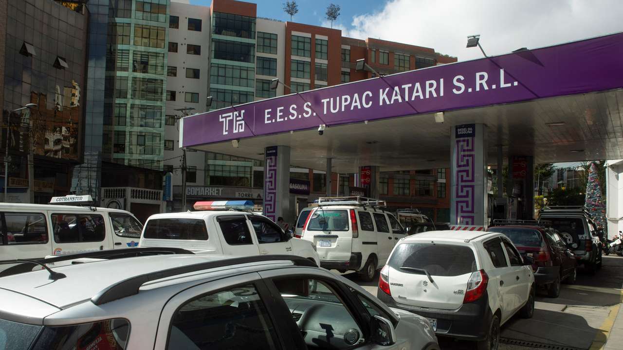 Drivers queue at a gas station as Bolivia’s government on Thursday unveiled a far-reaching emergency decree that ended two decades of fuel subsidies and also set out a roadmap to stabilize public finances and attract foreign investment, in La Paz, Bolivia, December 18, 2025. REUTERS/Sara Aliaga