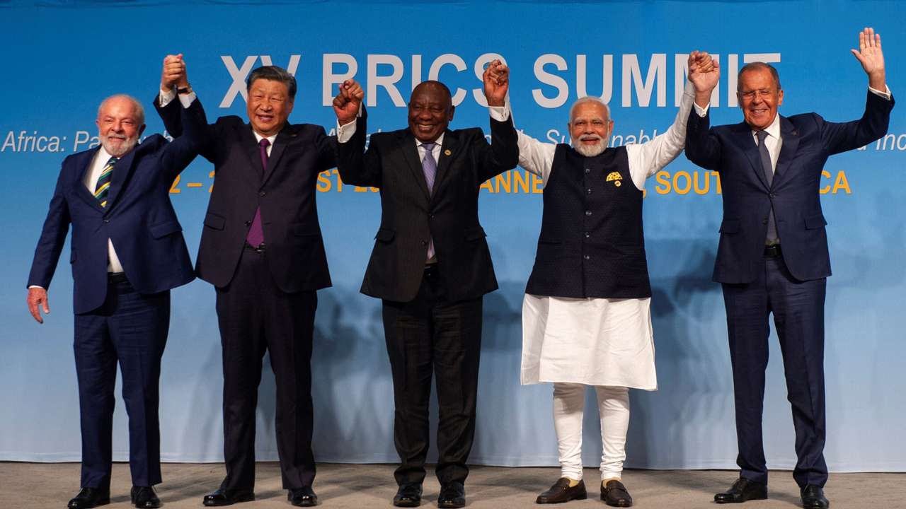 Brazil's President Luiz Inacio Lula da Silva, China's President Xi Jinping, South African President Cyril Ramaphosa, Indian Prime Minister Narendra Modi and Russia's Foreign Minister Sergei Lavrov pose for a picture at the BRICS Summit in Johannesburg, South Africa on August 23, 2023. REUTERS/Alet Pretorius/Pool