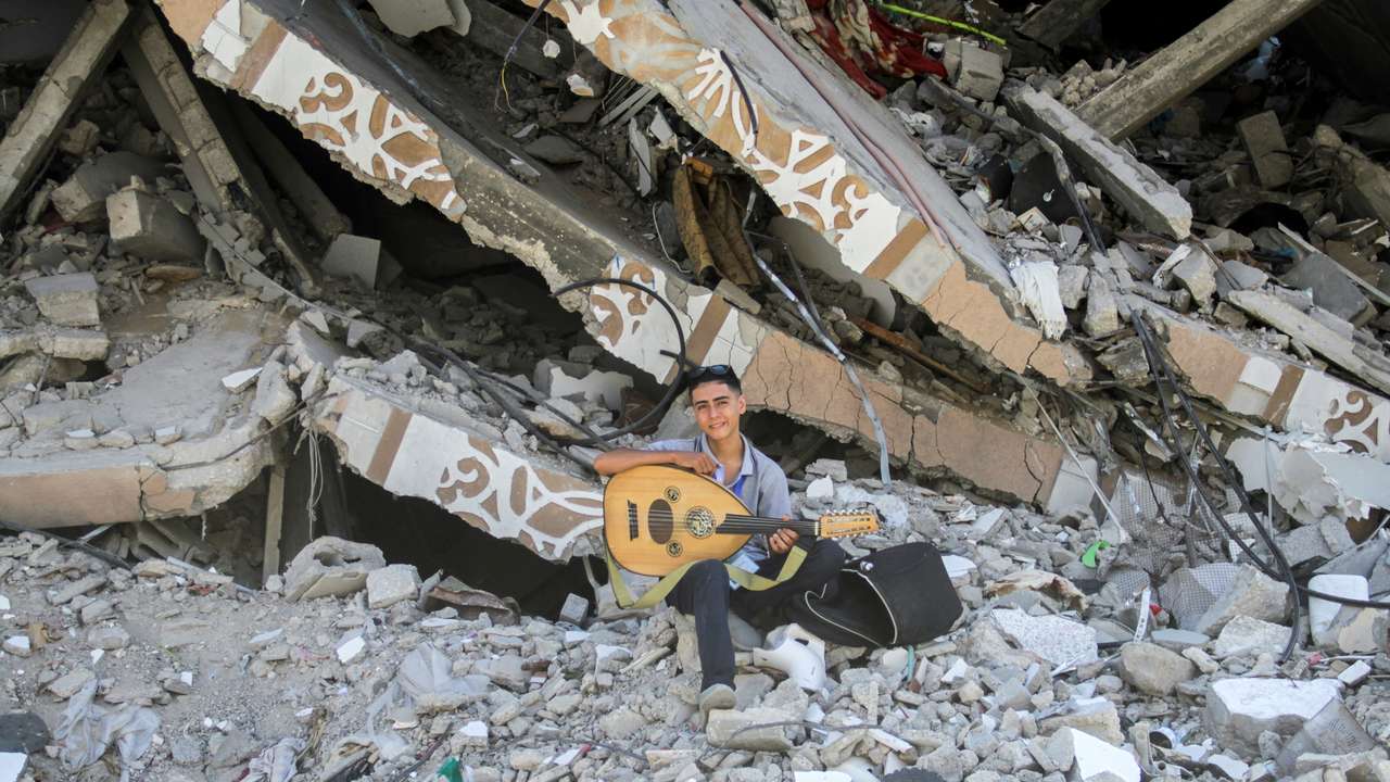 Gaza teenager plays oud to bring joy to war-traumatized children