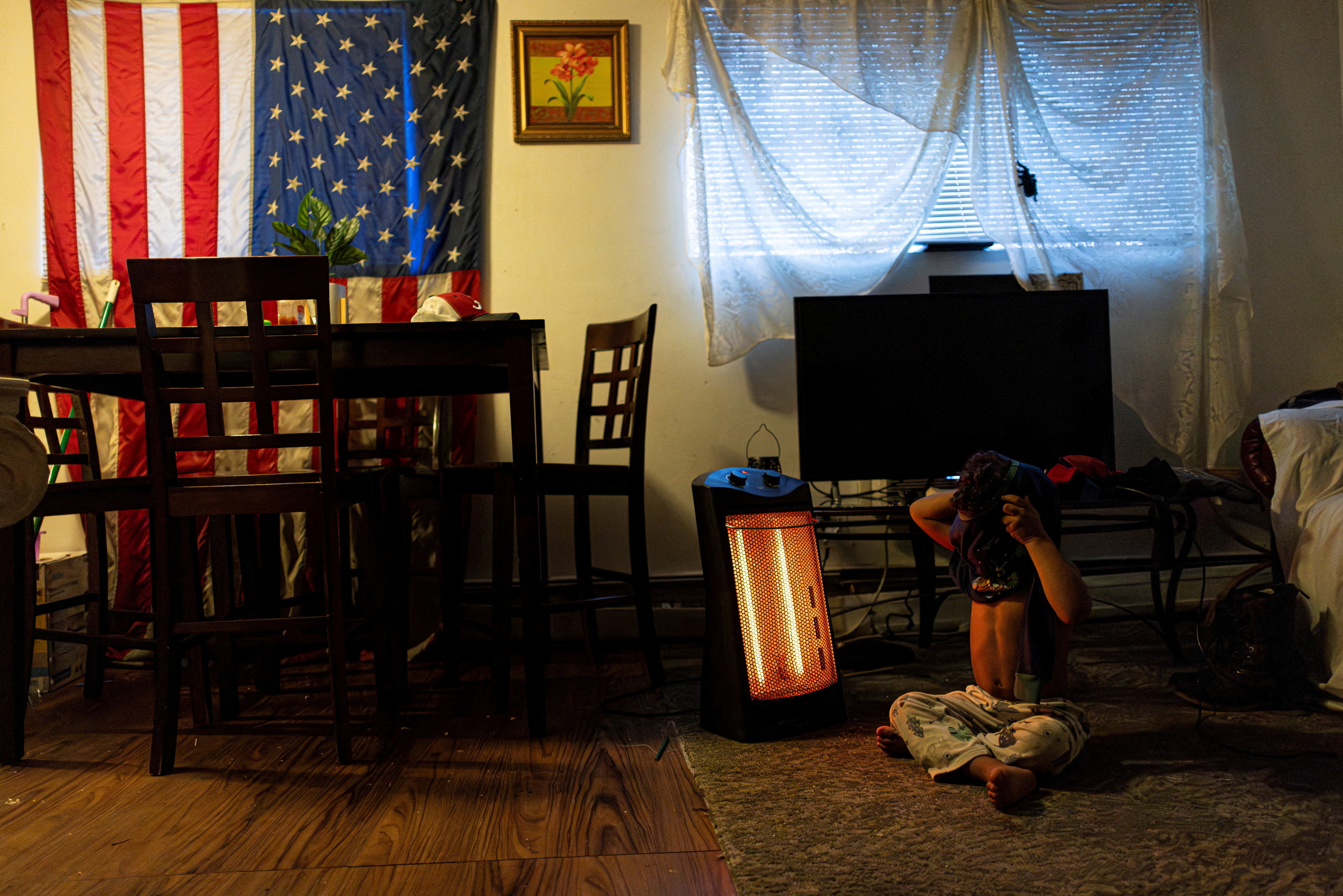 Venezuelan immigrants in Aurora, Colorado await impending ICE raids