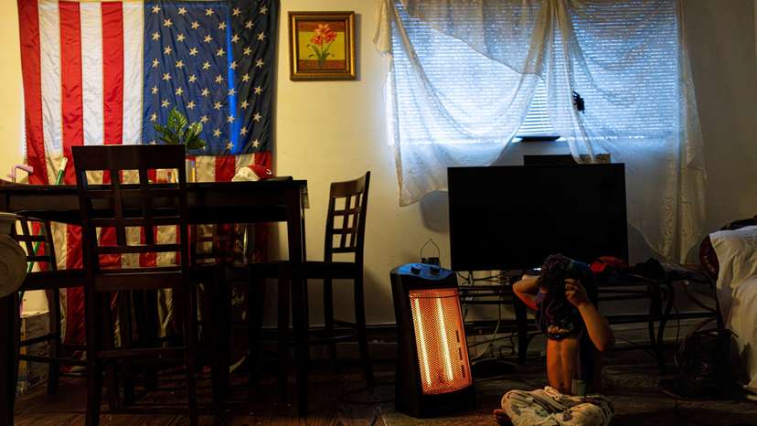 Venezuelan immigrants in Aurora, Colorado await impending ICE raids