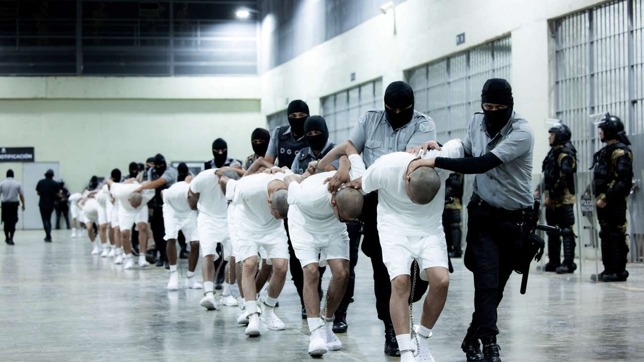 U.S. deports alleged members of the Tren de Aragua to be imprisoned in El Salvador
