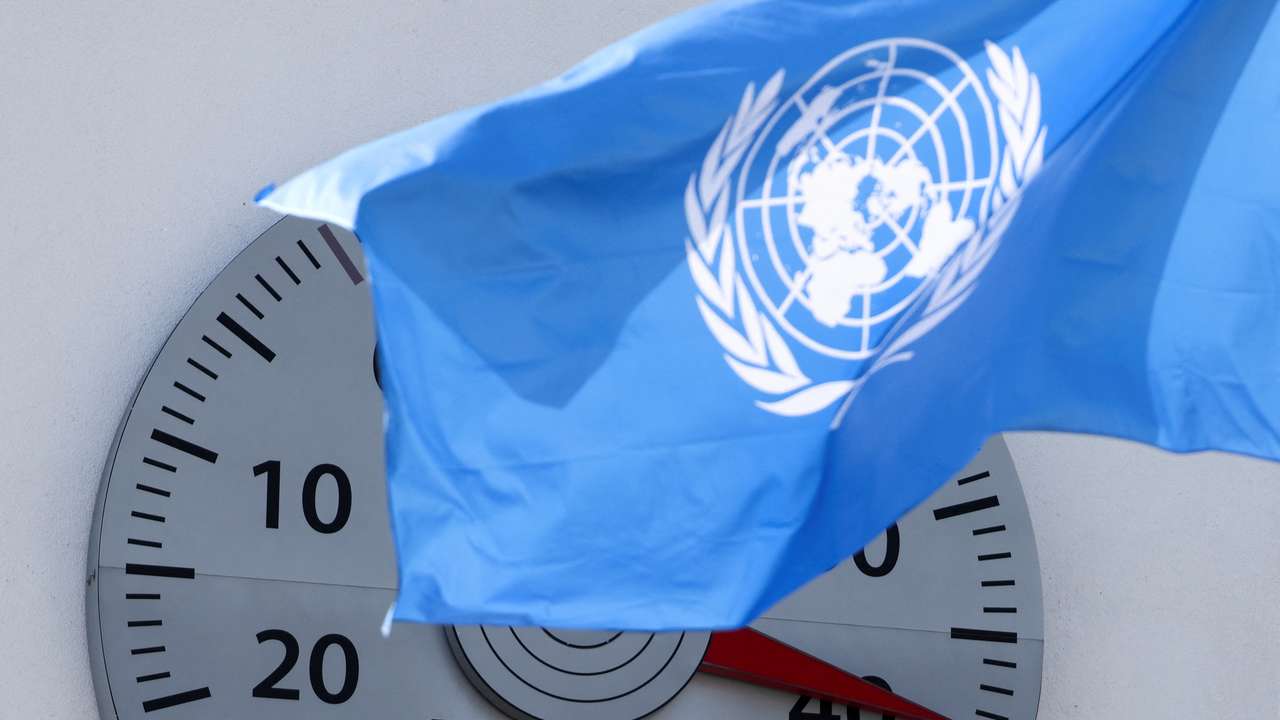 A huge thermometer shows a temperature of 39 degrees Celsius in Bonn