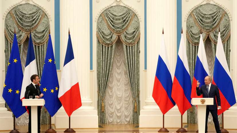 FILE PHOTO: Russian President Vladimir Putin meets with French President Emmanuel Macron in Moscow