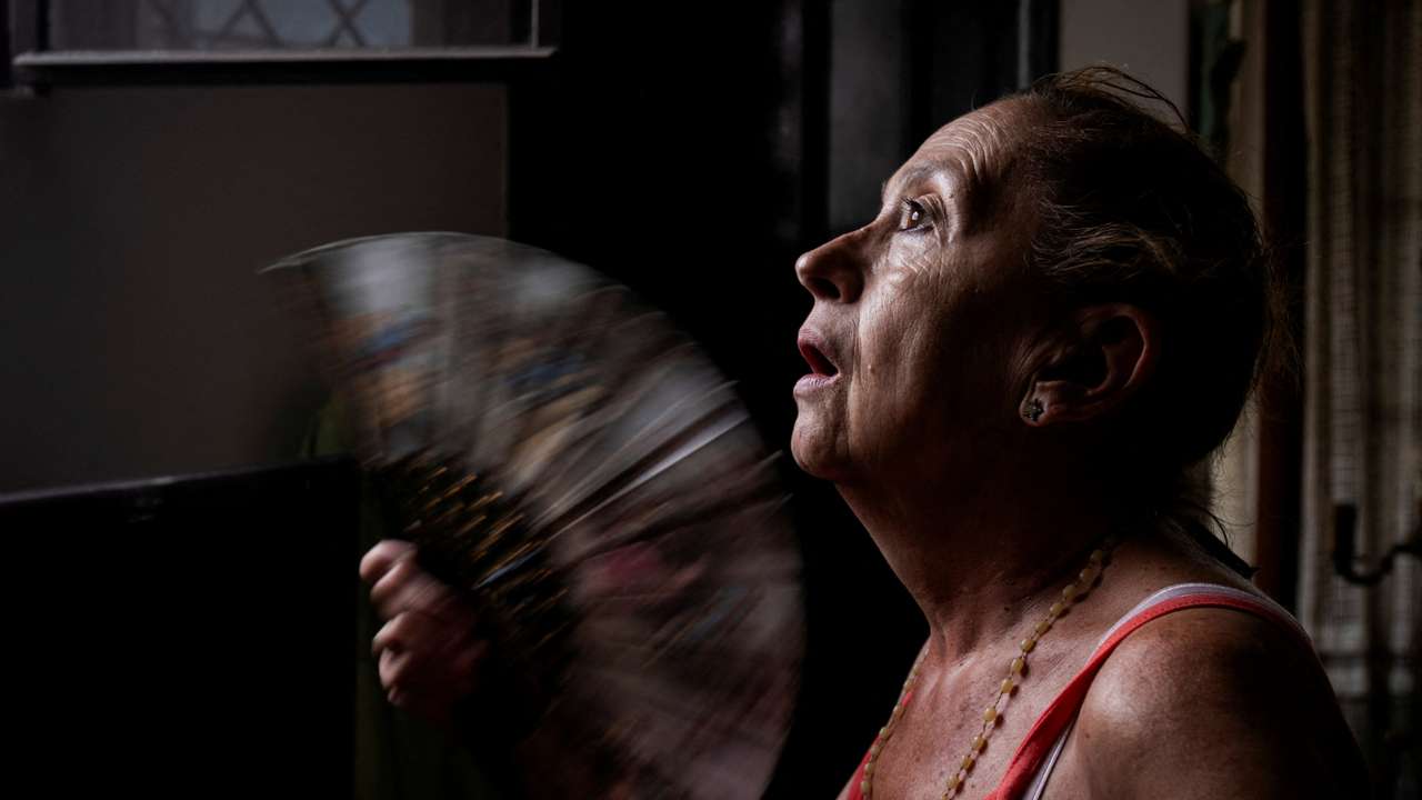 Argentina seeks cool as heat wave strikes