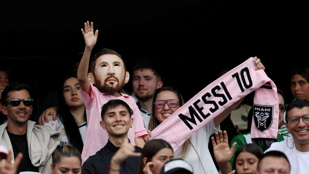 Soccer Football - Club Friendly - Atletico Nacional v Inter Miami - Estadio Atanasio Girardot, Medellin, Colombia - January 31, 2026 Inter Miami fan wears a Lionel Messi mask inside the stadium before the match REUTERS/Luisa Gonzalez TPX IMAGES OF THE DAY