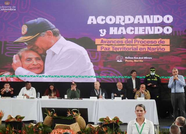 Colombian rebel group hands over war material, signs agreements with government