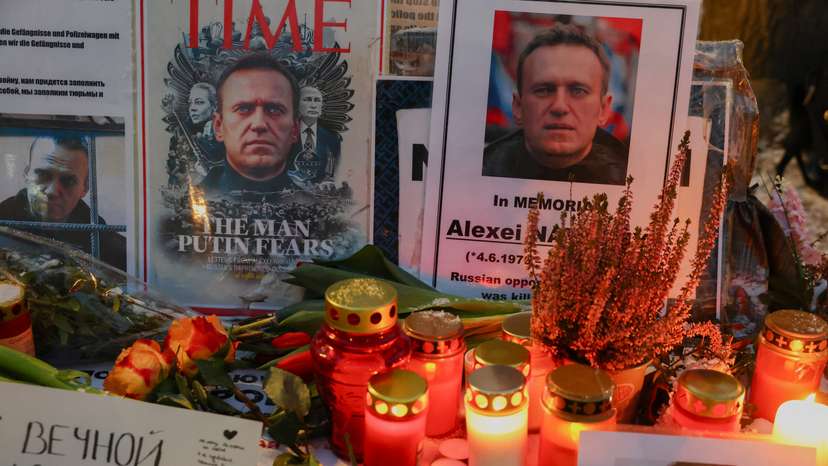 Supporters of late Kremlin critic Alexei Navalny protest outside the Russian Embassy in Berlin