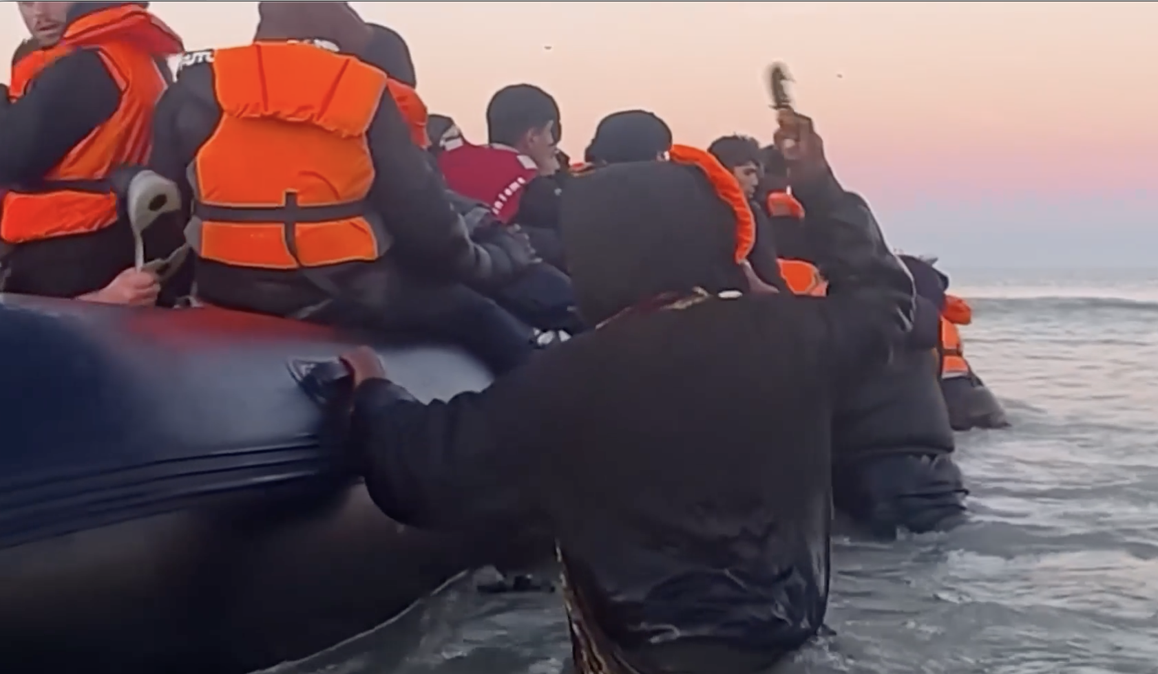 migrant threatens passenger