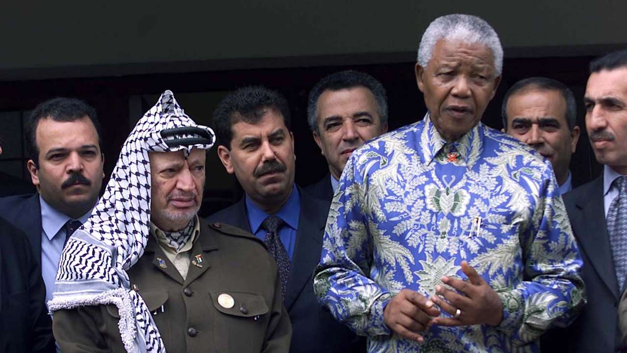 PALESTINIAN PRESIDENT YASSER ARAFAT AND FORMER PRESIDENT
NELSON MANDELA ADDRESSES MEDIA.