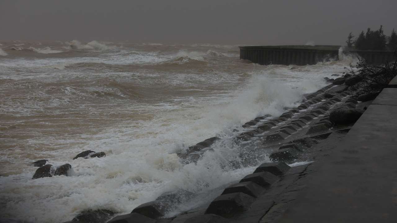 Typhoon Kalmaegi rebuilds strength as it heads to Vietnam