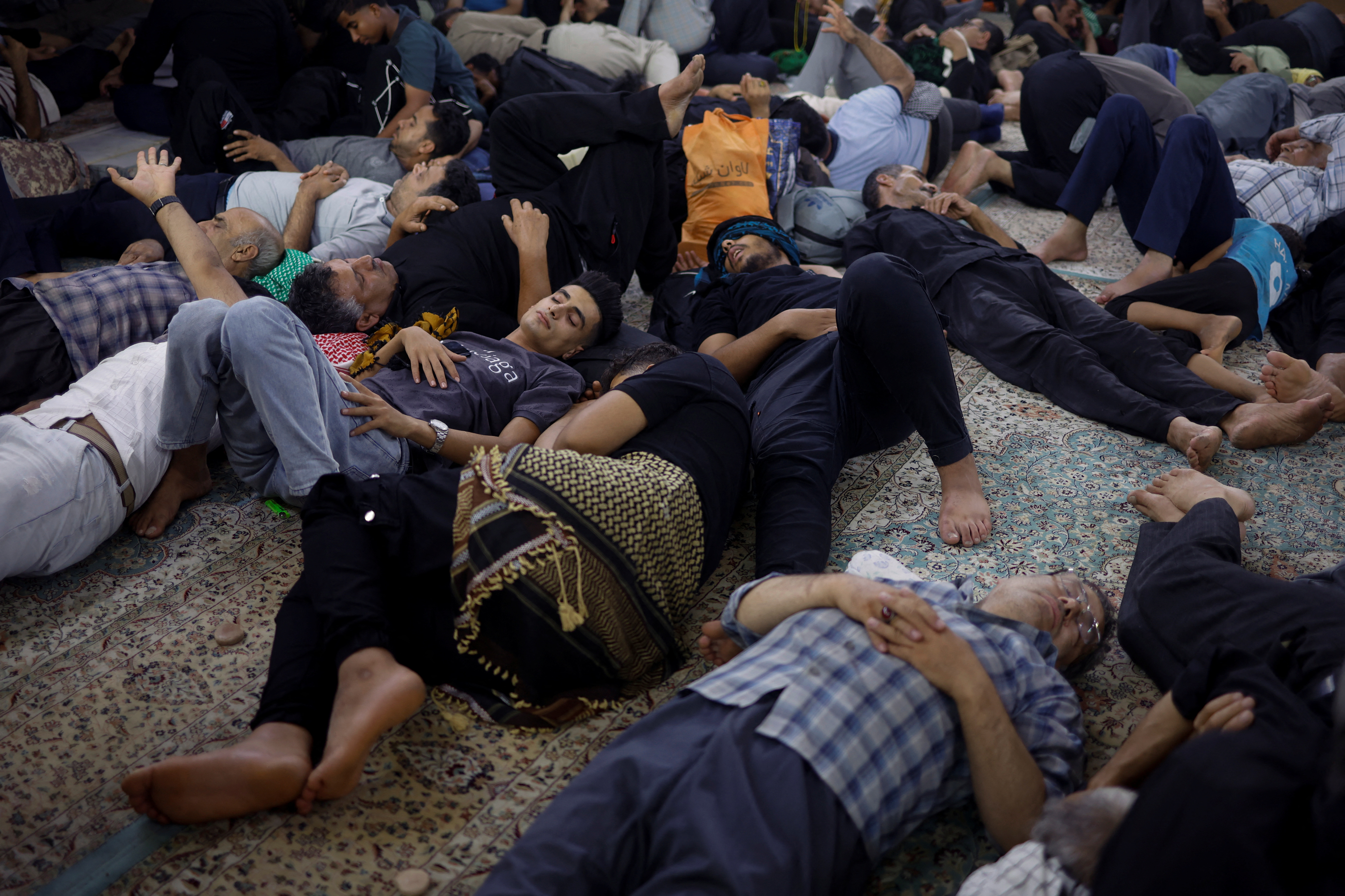 For Shi'ite pilgrims in Iraq's deserts, suffering strengthens faith