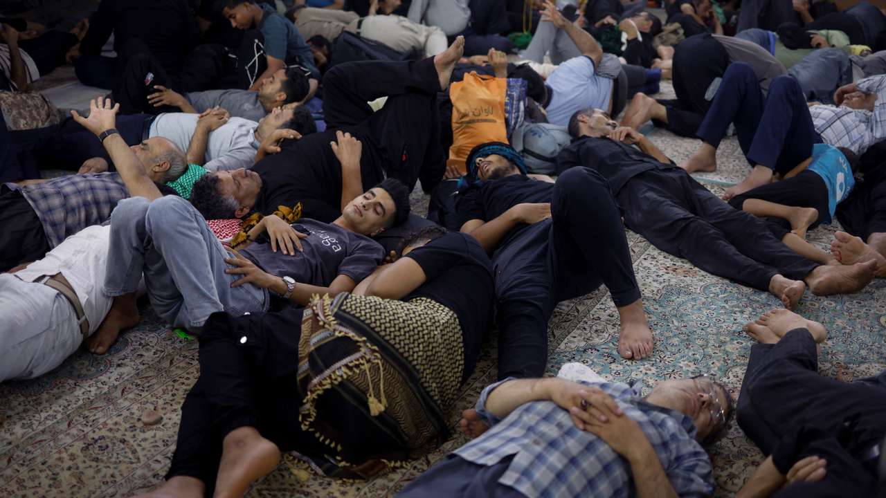 For Shi'ite pilgrims in Iraq's deserts, suffering strengthens faith