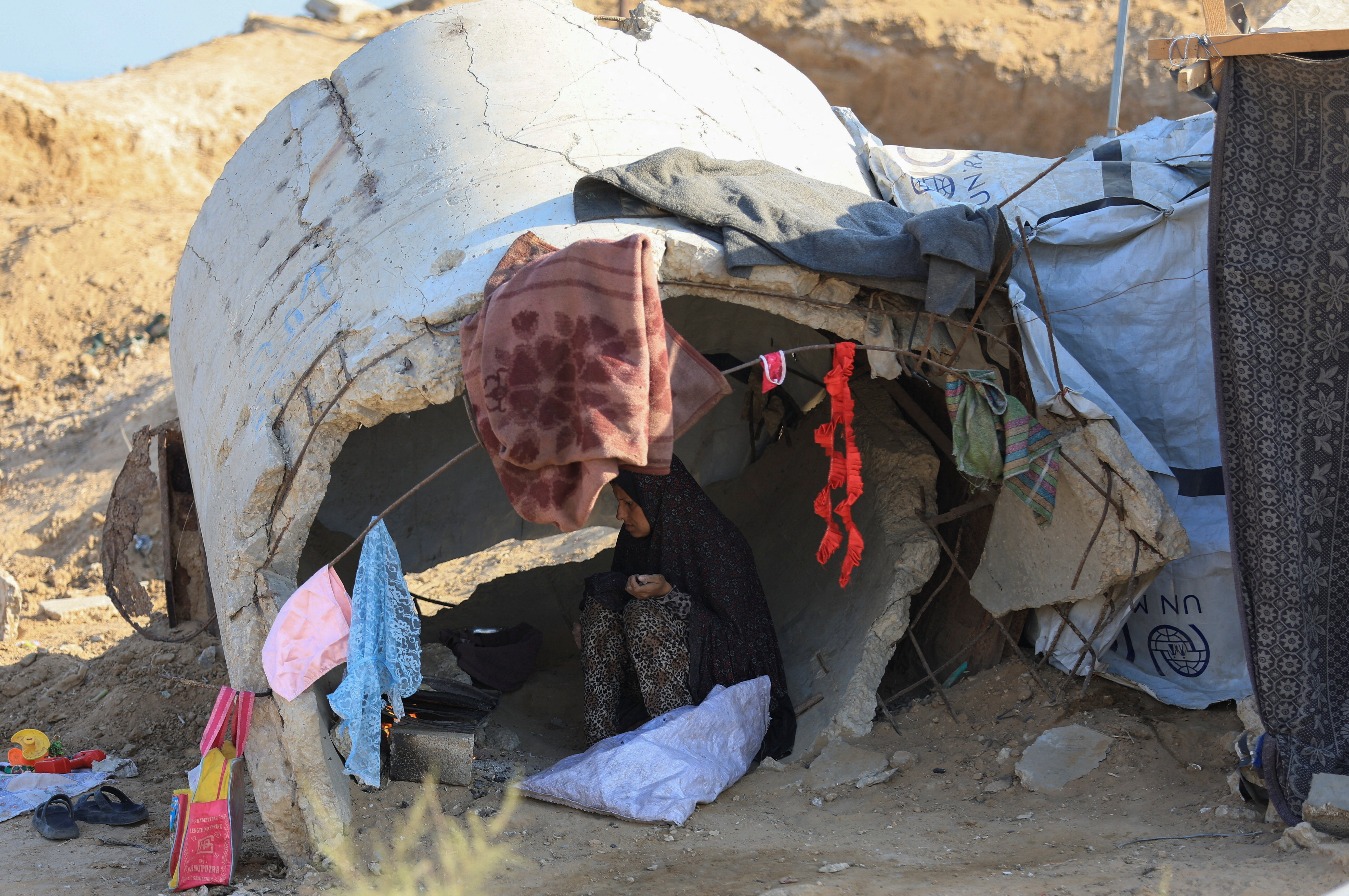 Displaced Palestinians flee northern Gaza
