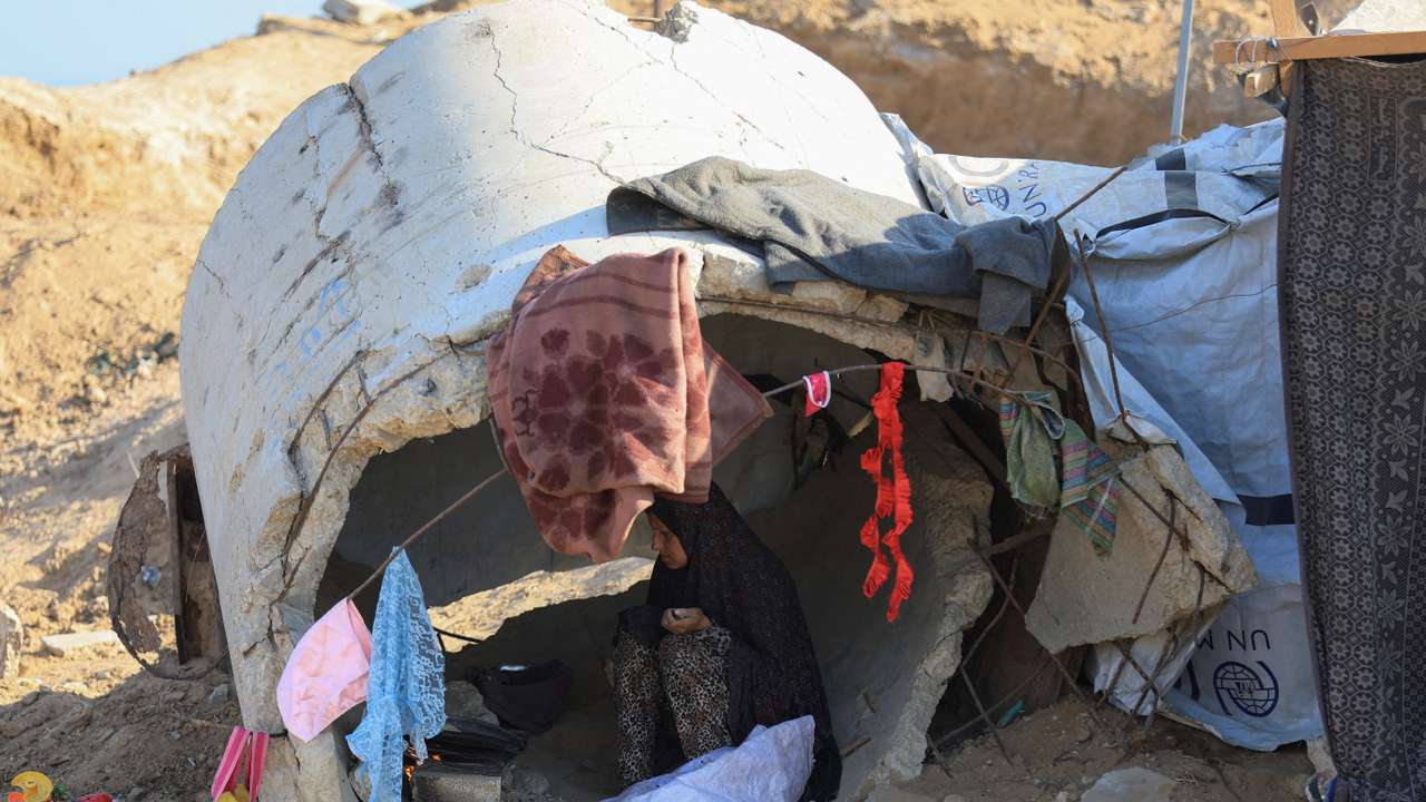 Displaced Palestinians flee northern Gaza