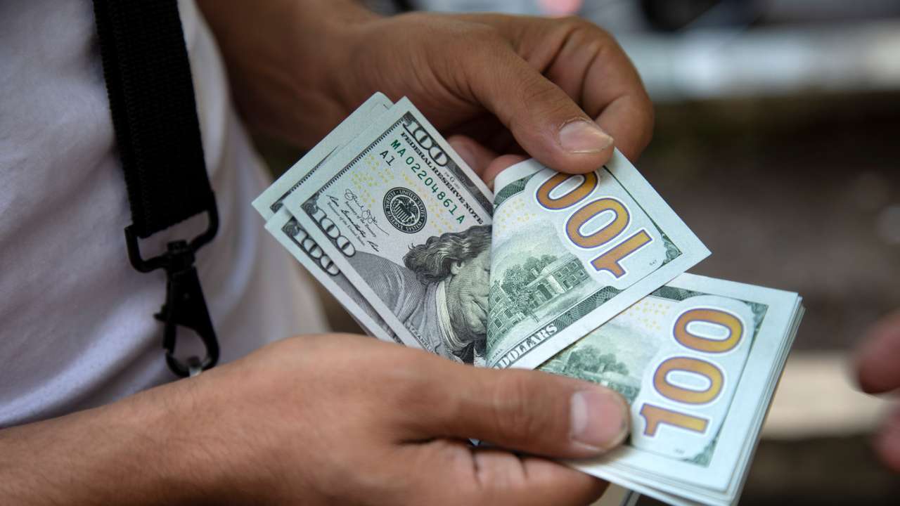 A man counts U.S. dollars in Tehran, Iran July 7, 2019. Nazanin Tabatabaee/ WANA (West Asia News Agency) via REUTERS. ATTENTION EDITORS - THIS IMAGE HAS BEEN SUPPLIED BY A THIRD PARTY.