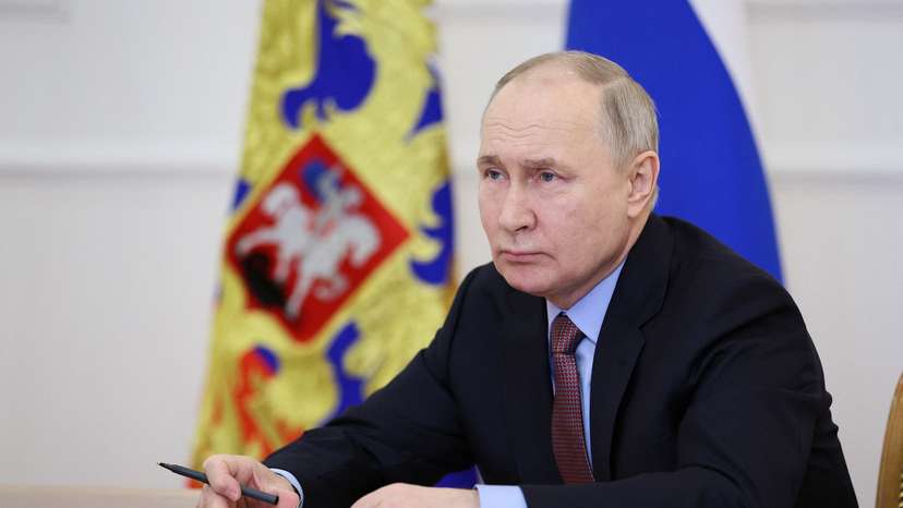 Russian President Vladimir Putin meets Head of the Republic of Tatarstan Rustam Minnikhanov in Kazan