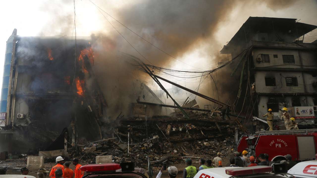 Fire breaks out in the Gul Plaza Shopping Centre in Karachi