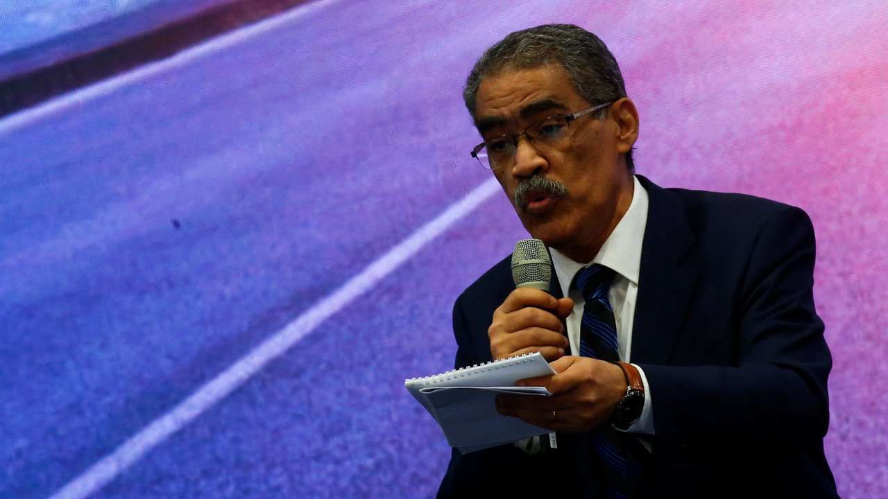 Egypt's prime minister attends a news conference to announce the Egyptian state's vision to deal with the global economic crisis in Cairo
