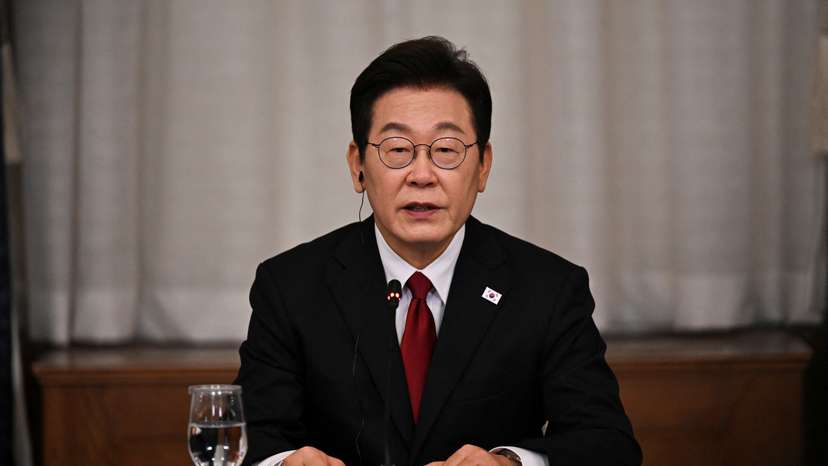 FLE PHOTO: South Korean President Lee Jae Myung speaks during a South Korea-U.S. business roundtable at The Willard Hotel in Washington