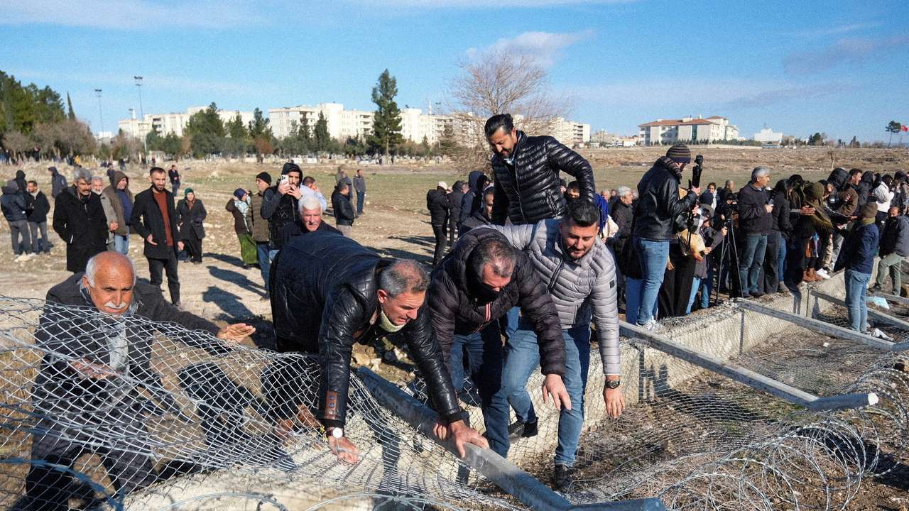 Turkey's pro-Kurdish demonstrators clash with riot police in Nusaybin as they march to the border zone with the Kurdish-controlled northeastern Syrian city of Qamishli