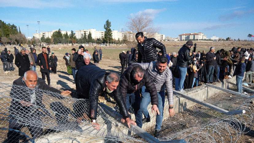 Turkey's pro-Kurdish demonstrators clash with riot police in Nusaybin as they march to the border zone with the Kurdish-controlled northeastern Syrian city of Qamishli