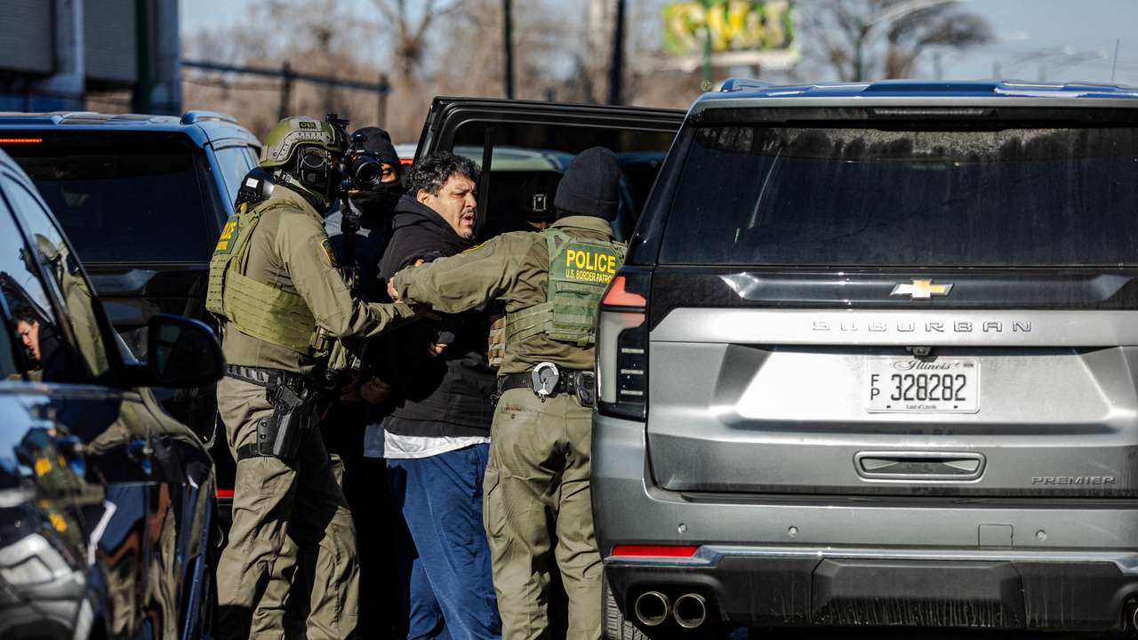 U.S. federal agents conduct immigration raid in Chicago