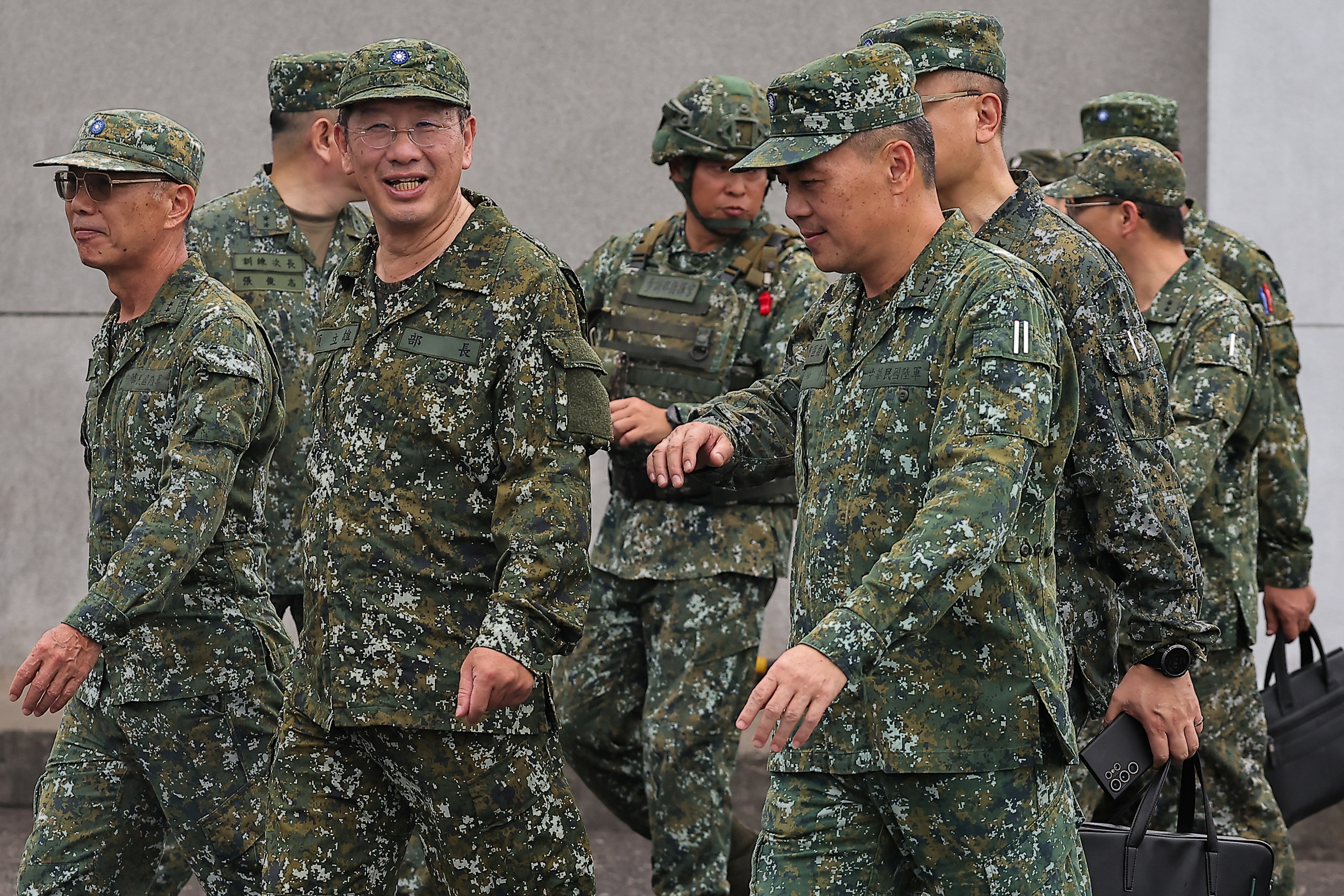 Defence Minister Wellington Koo inspects troops during a live fire exercise at the Fangshan training grounds in Pingtung