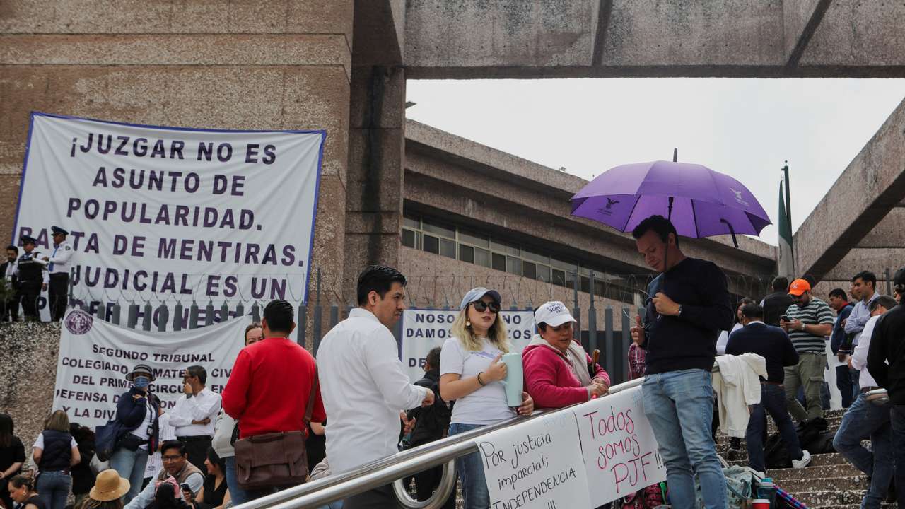 FILE PHOTO: Mexican judicial workers launch strike ahead of vote to overhaul courts