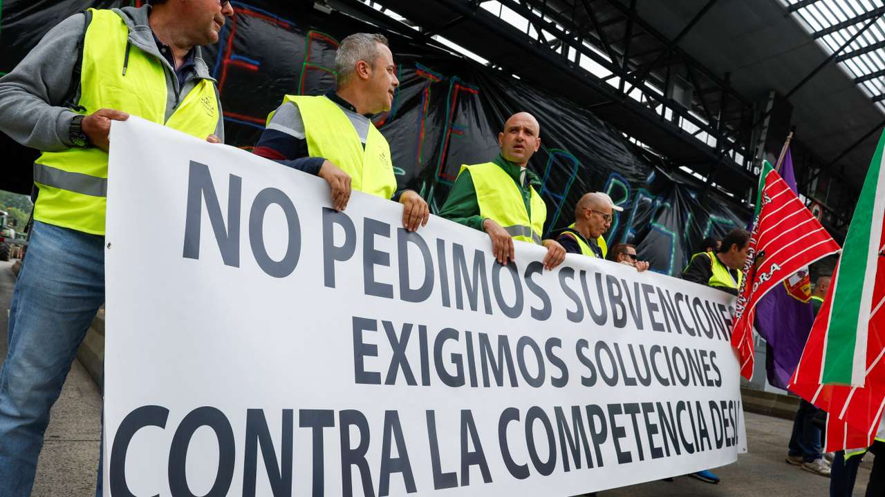 Farmers use their tractors to block the Spain France border in Irun