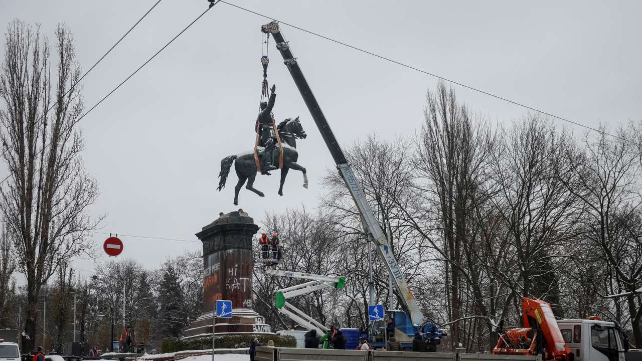 Soviet monument to Schors during its demolition in Kyiv