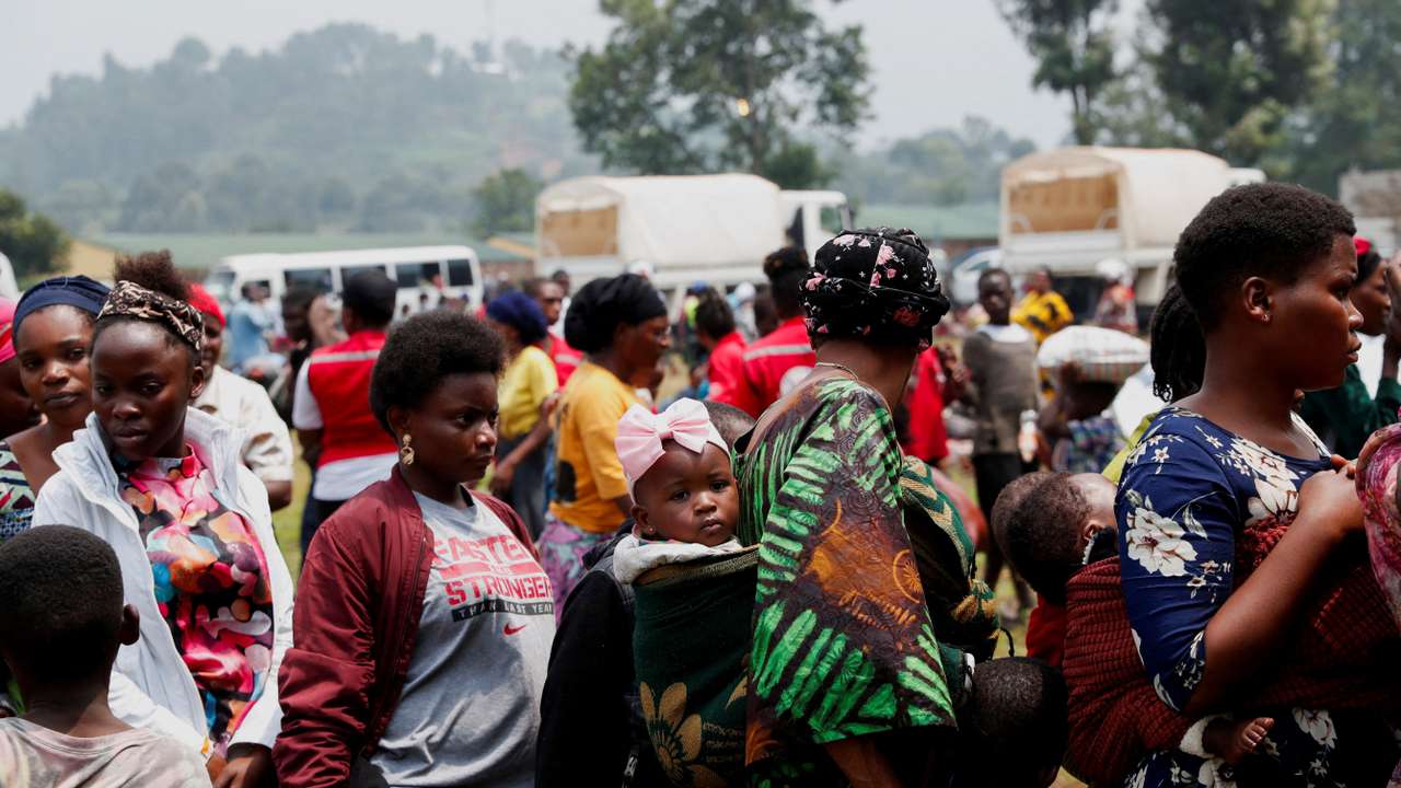 Refugees flee eastern Congo into Rwanda as fighting rages in Goma