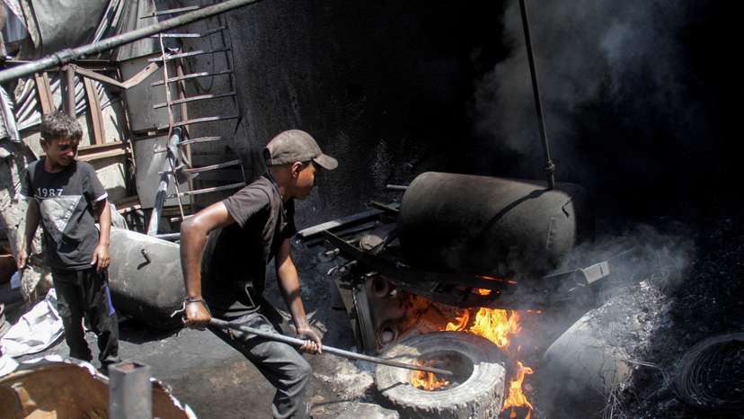 Gazans burn plastic waste to produce alternative fuel amid scarcity in north Gaza
