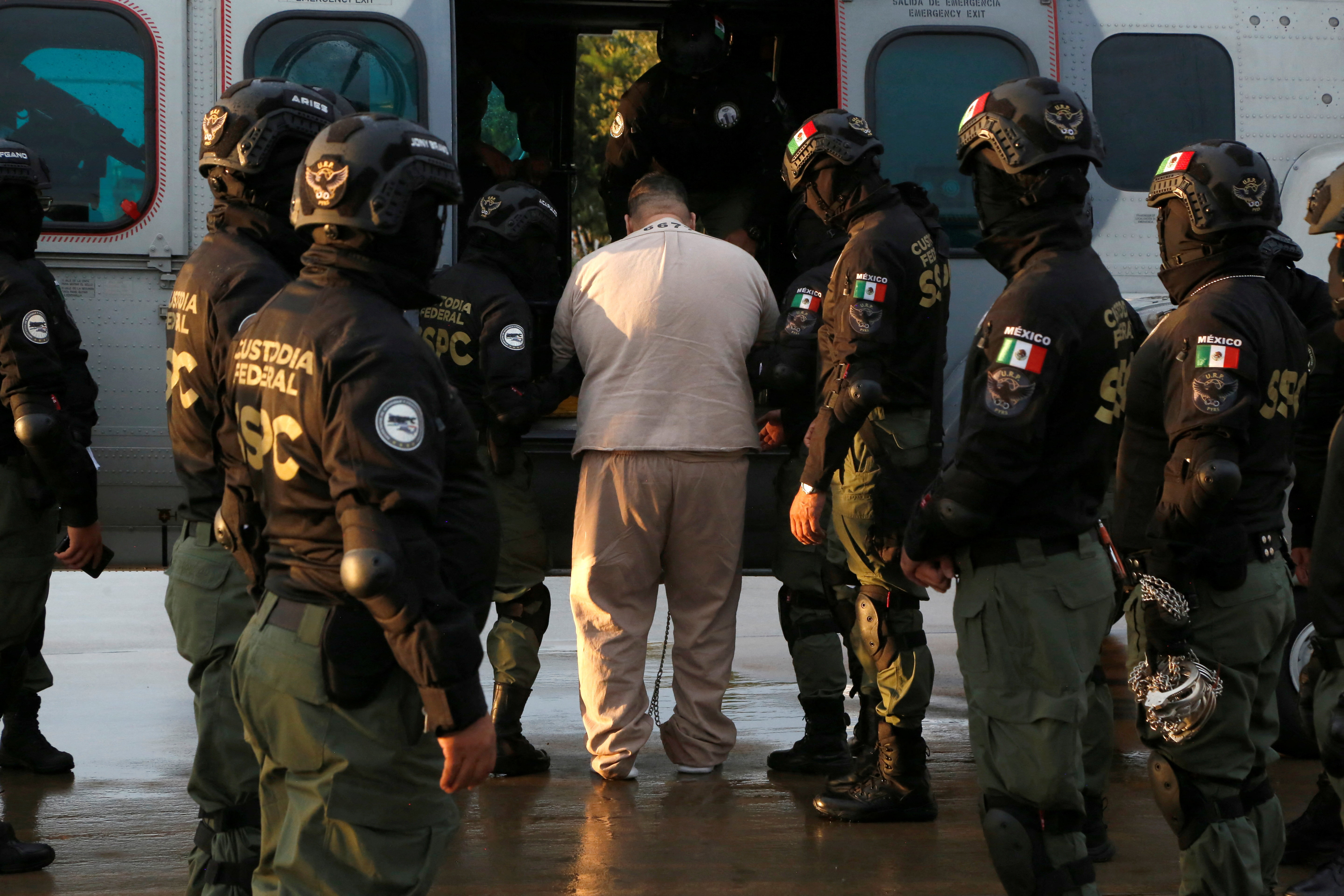Mexico transfers cartel members to the U.S.
