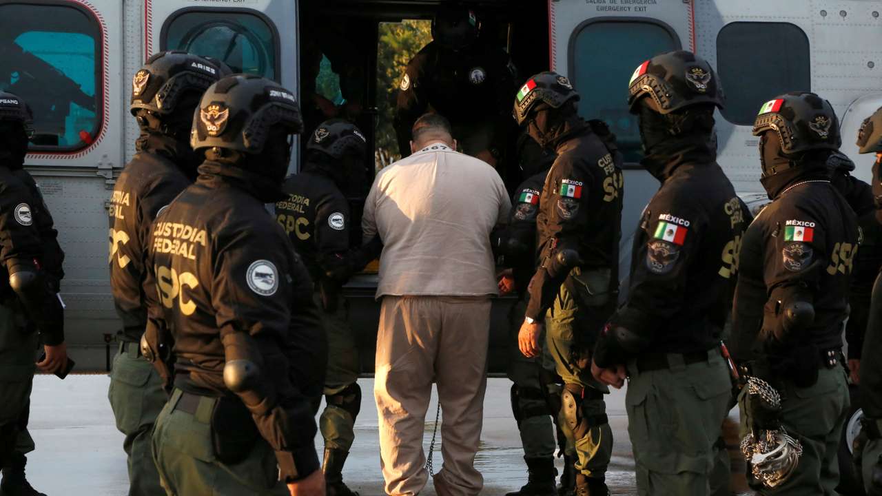 Mexico transfers cartel members to the U.S.