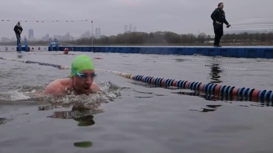 Ice swimming champion leads cold-water training camp in Moscow