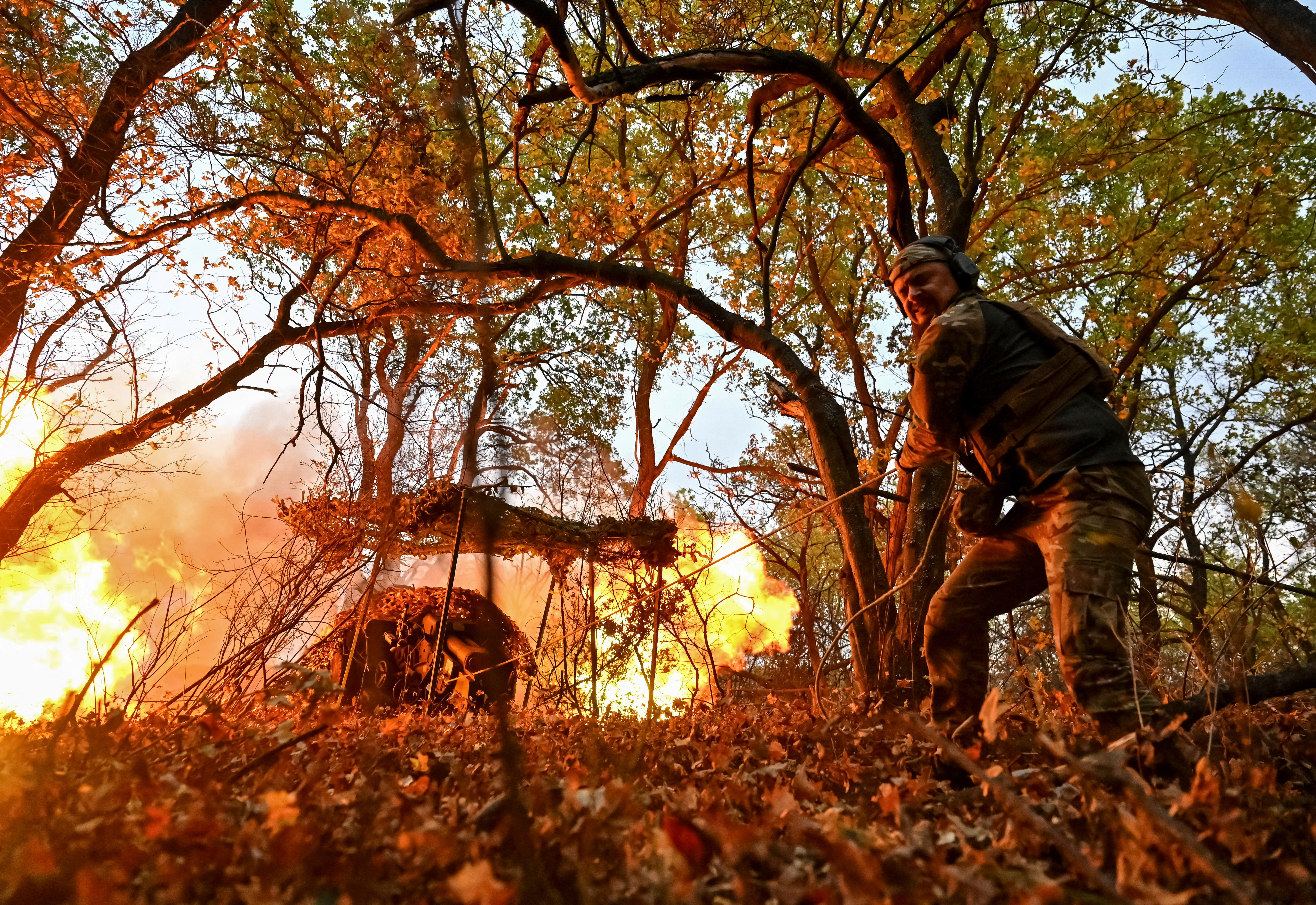 Ukrainian service members from the special police unit fire a howitzer D30 towards Russian troops near the frontline city of Toretsk