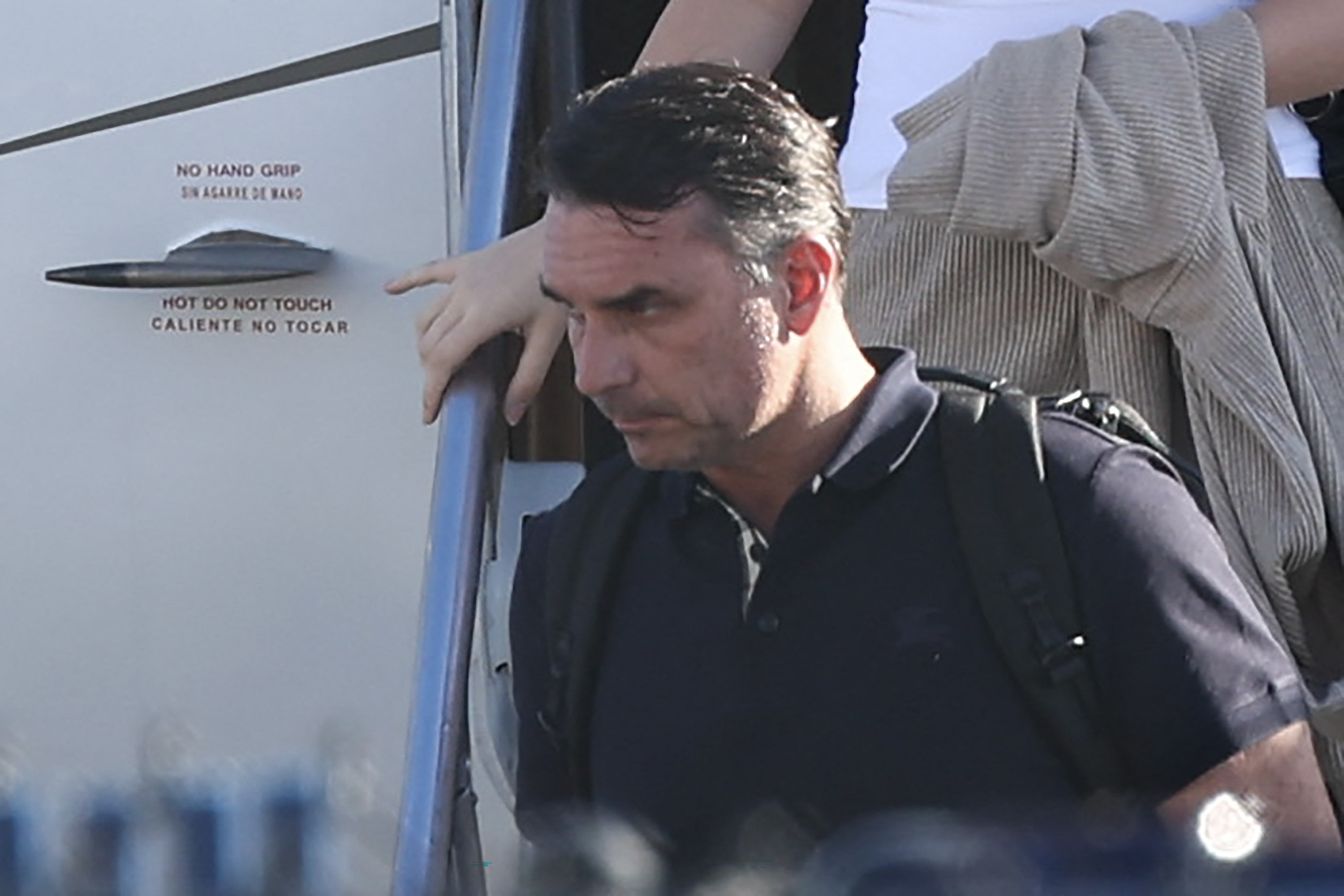 Flavio Bolsonaro desembarca no Aeroporto Executivo Opa Locka em Miami, Florida, no dia 28 de outurbro,  depois de ter fugido do Brasil (Foto de Ricardo Arduengo / AFP)