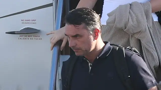 Flavio Bolsonaro desembarca no Aeroporto Executivo Opa Locka em Miami, Florida, no dia 28 de outurbro, depois de ter fugido do Brasil (Foto de Ricardo Arduengo / AFP)