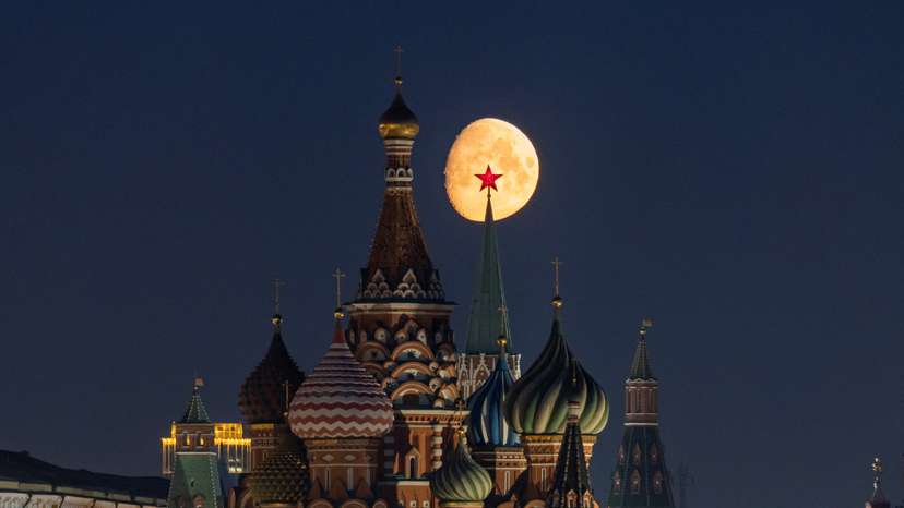 The moon rises over central Moscow