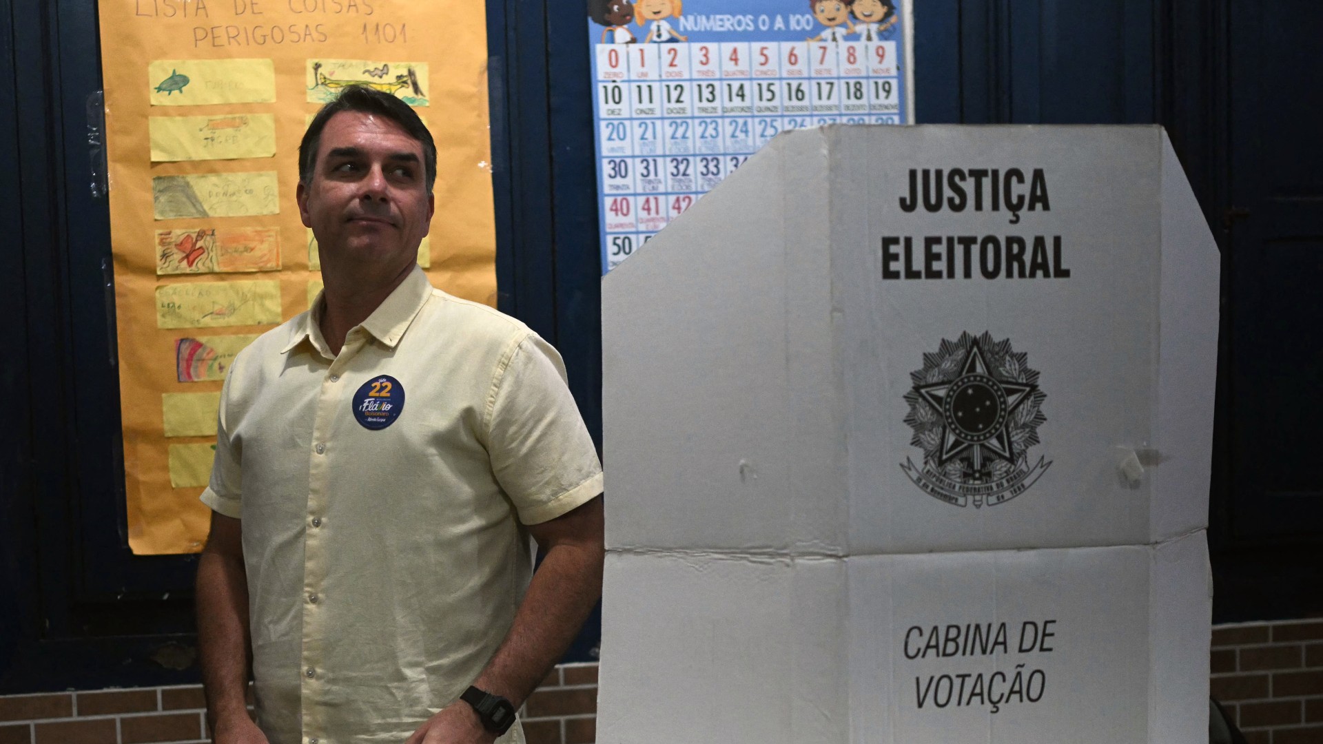 Flávio Bolsonaro sai de uma cabine de votação após registrar seu voto durante o segundo turno da eleição presidencial
